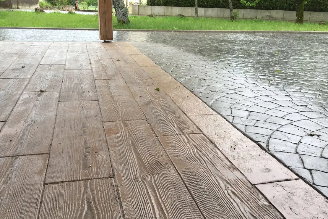 Concreto estampado con apariencia de madera en la parte posterior de una vivienda en Huelva.